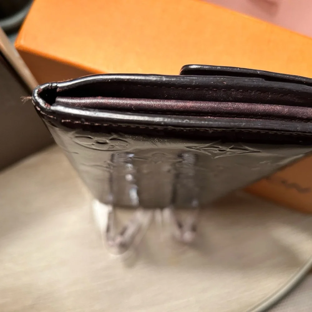 LOUIS VUITTON ‘Amarante Monogram Vernis Sarah’ Wallet. Beautiful patent leather! - Picture 6 of 9